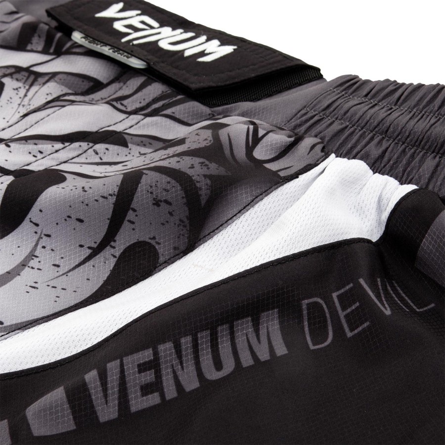 spodenki bokserskie venum devil fightshorts – białeczarne